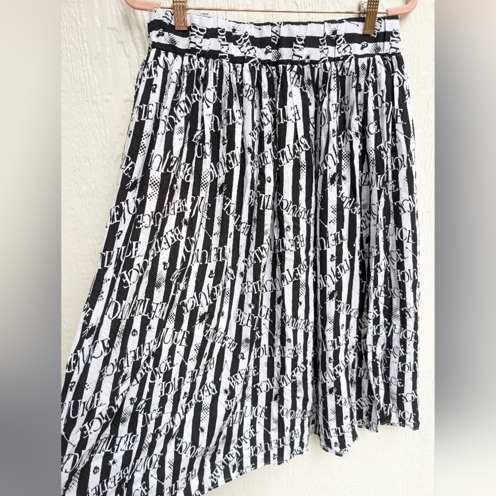 NWT Torrid Beetlejuice Skater Knee Length Skirt With Pockets Plus Size 4X - Picture 3 of 7